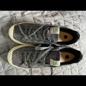 Cariuma size 10.5 IBI low stone grey knit sneaker
